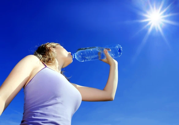 Perdiamo una lattina di acqua ogni ora quanta acqua bere d'estate per evitare la disidratazione