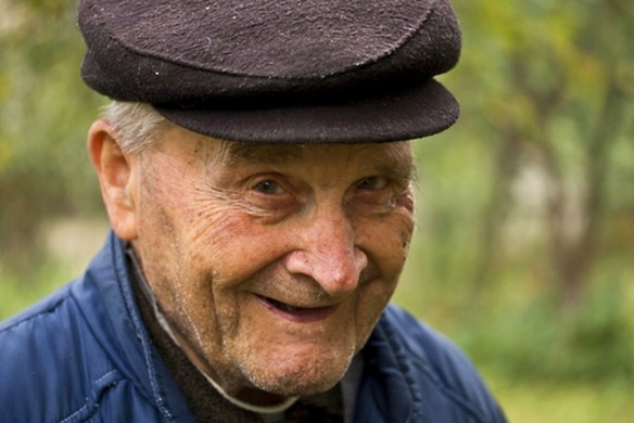 uomini vivono meno delle donne anziani anziano
