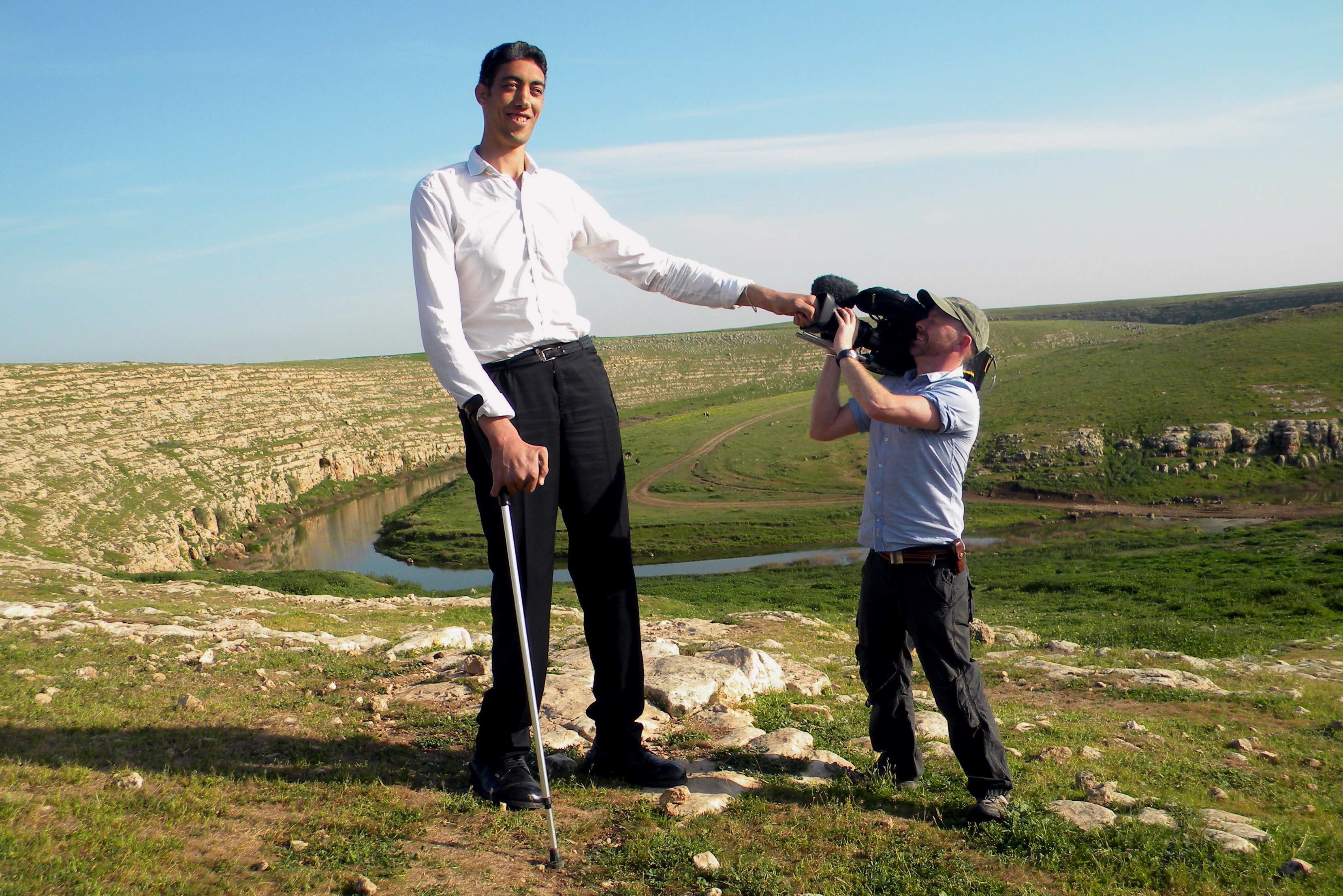 Земля больших людей. Гигантизм рост. Самый высокий человек в Армении. Высокий человек. Высокие люди гиганты.