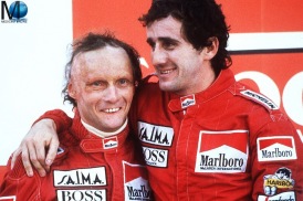 Der österreichische Formel-1-Rennfahrer Niki Lauda (l) mit seinem Teamkollegen, dem Franzosen Alain Prost, am 21.10 1984 nach seinem Sieg beim Grand Prix im portugiesischen Estoril. Das Formel-1 Finale im portugiesischen Estoril hätte spannender nicht sein können: Erst in den letzten Runden sicherte sich Niki Lauda durch den zweiten Platz hinter seinem Teamgefährten Alain Prost den Sieg in der Gesamtwertung und somit den WM-Titel 1984.