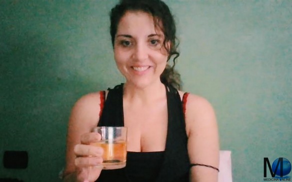 MEDICINA ONLINE PAMELA SCUPPA PAM DRINKING URINE URINA BEVE GIRL CUTE RAGAZZA PIPI BEVANDA DRINK FRUTTARIANA CRUDISTA ACQUA