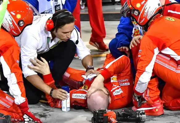 MEDICINA ONLINE VIDEO Formula 1 GP Bahrain 2018 incidente al pit stop di Kimi Räikkönen 8 aprile 2018 4.jpg