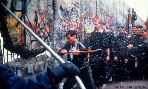 MEDINA ONLINE BERLIN WALL MURO DI BERLINO Berliner Mauer Antifaschistischer Schutzwall Barriera di protezione antifascista EUROPA GERMANIA EST OVEST COMUNISMO CAPITALISMO STORIA REPUBLICA CADUTA DEL MURO 9 NOVEMBRE 1989 XX.jpg