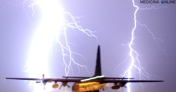MEDICINA ONLINE AEROPLANO INCIDENTE DISASTRO AEREO lightning bolt aeroplane Cosa succede quando l'aereo su cui stai viaggiando viene colpito da un fulmine.jpg