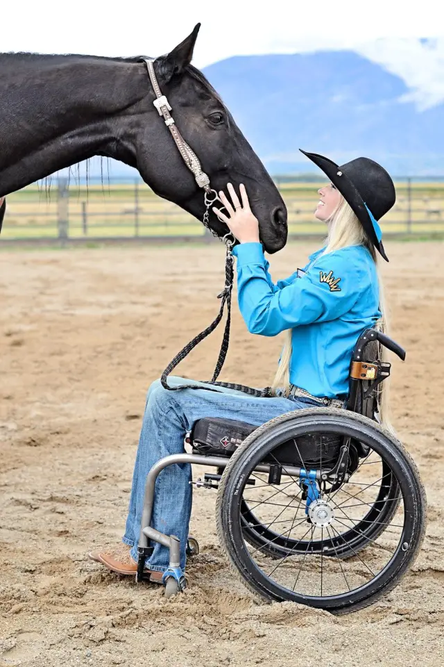 MEDICINA ONLINE Walk. Ride. Rodeo. film Amberley Snyder storia vera paralisi cavallo 2.jpg