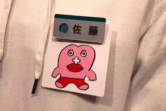 MEDICINA ONLINE Il cartellino badge per far sapere ai clienti che le commesse hanno le mestruazioni ciclo mestruale Takahiro Imazu Michi Kake Seiri-Chan.jpg