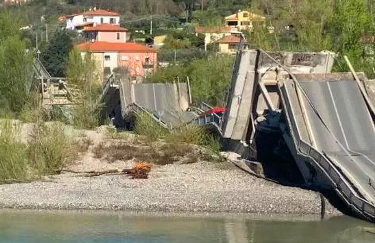 MEDICINA ONLINE La Spezia crolla il ponte tra Santo Stefano Magra e Albiano