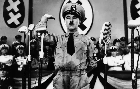MEDICINA ONLINE CHARLIE CHAPLIN IL GRANDE DITTATORE THE GREAT DICTATOR ADOLF HITLER NAZISMO IMITAZIONE SALUTO NAZISTA FILM CINEMA.jpg