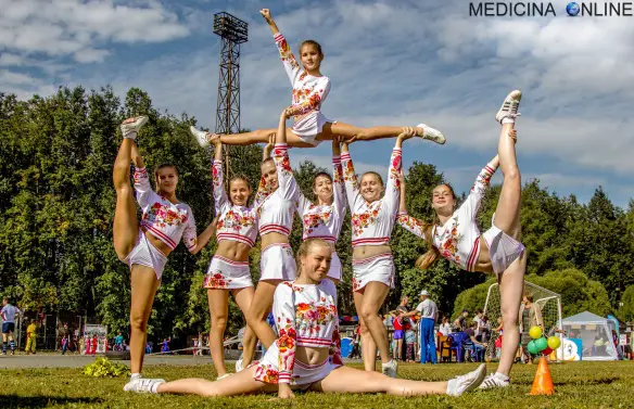 Giovani cheerleader in azione