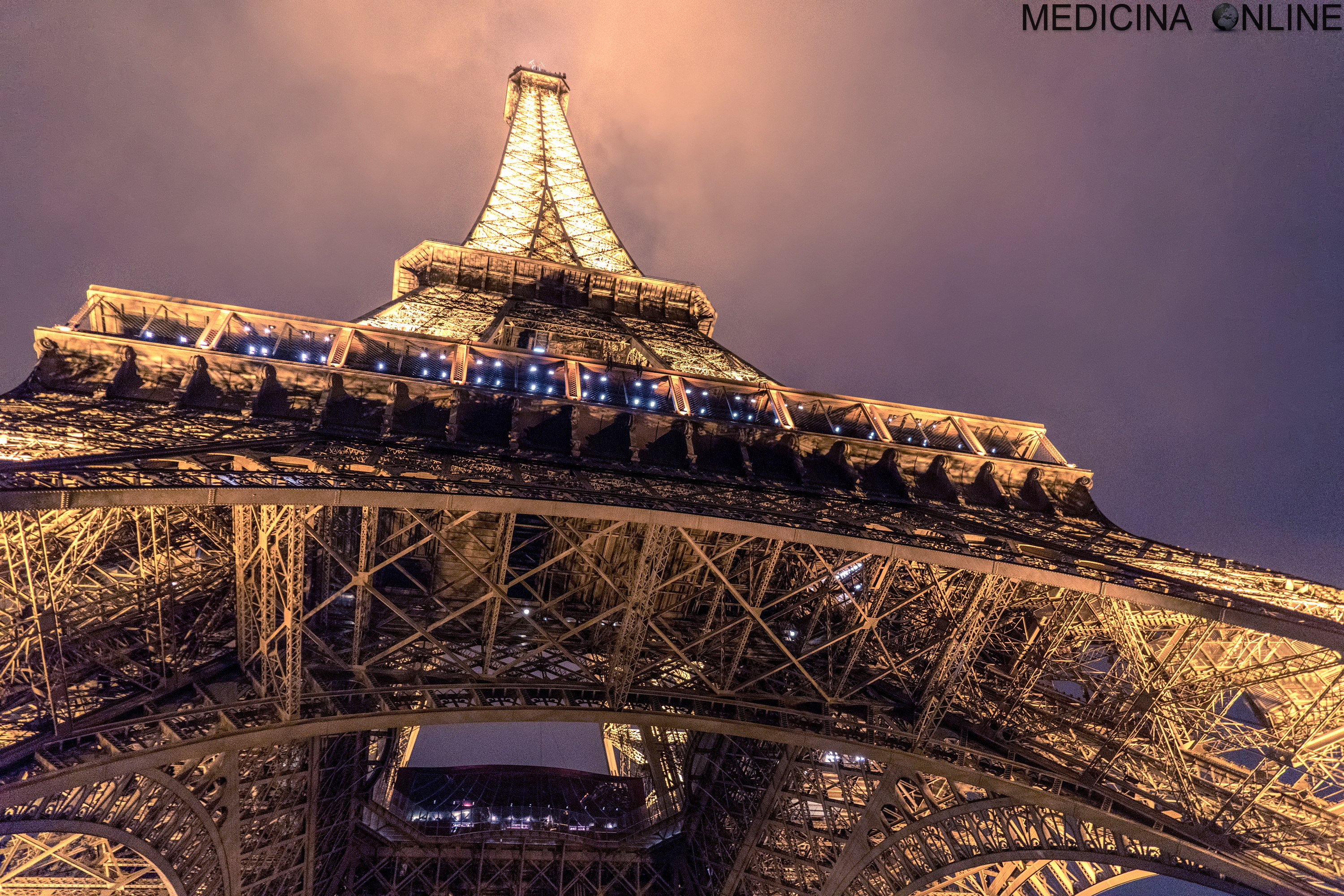 Torre Eiffel Parigi vista dal basso