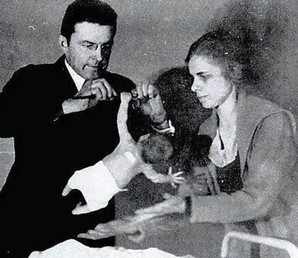 MEDICINA ONLINE EMILIO ALESSIO LOIACONO MEDICO CHIRURGO John B. Watson testa il riflesso palmare in un neonato tests the grasp reflex in a baby 1916 1920