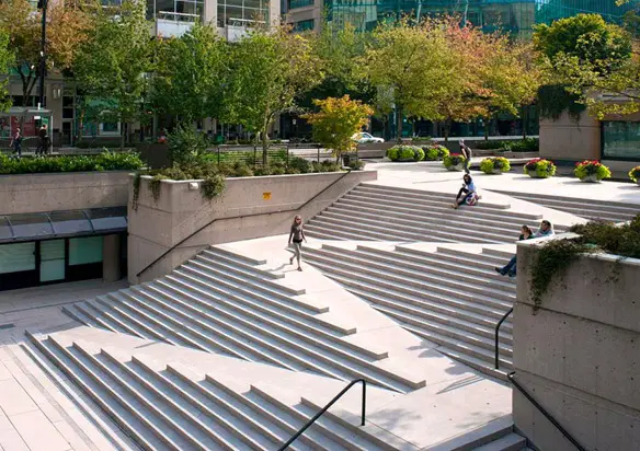MEDICINA ONLINE Robson Square Vancouver Canada step scale disabilità carrozzina sedia a rotelle diversamente abile barriera architettonica